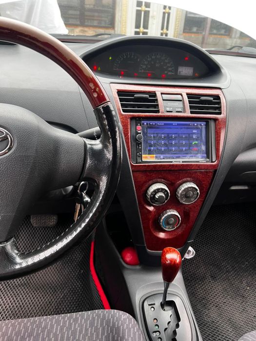 Toyota Yaris 2010 седан