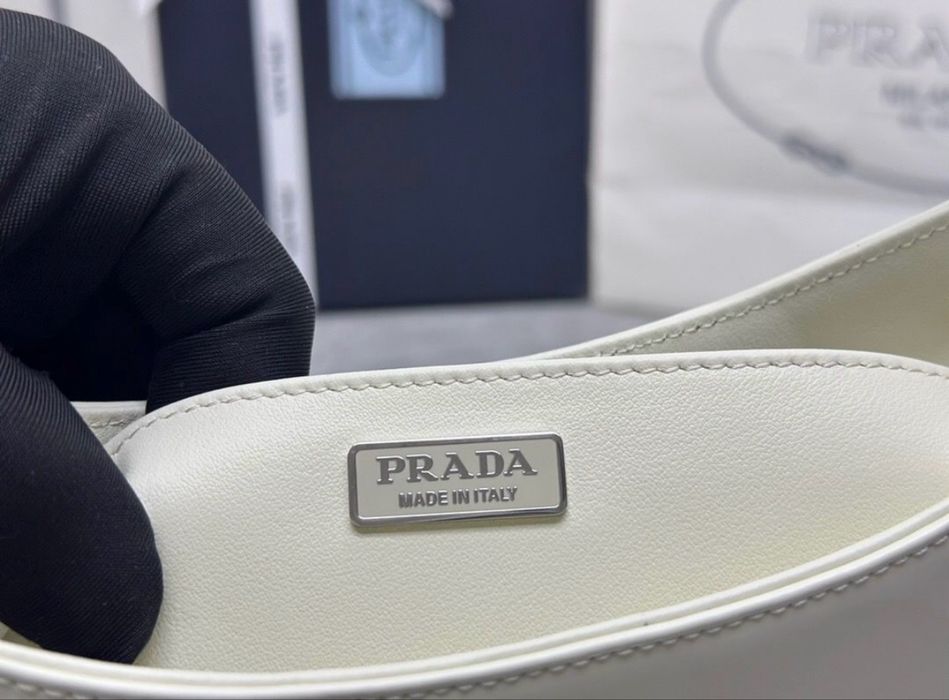 Prada Cleo чанта бяла