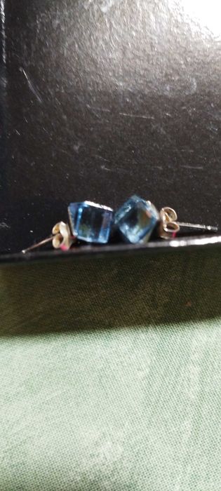 Cercei din argint cu piatra albastru deschis cu surub. Purtat o data!