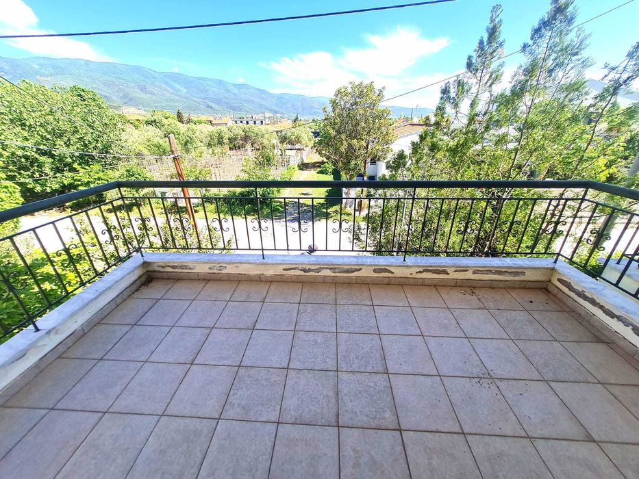 Продава мезонет на 3 нива с малък двор в центъра на Аспровалта, Гърция