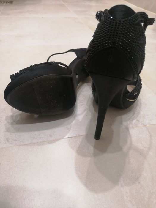 Обувки на висок ток