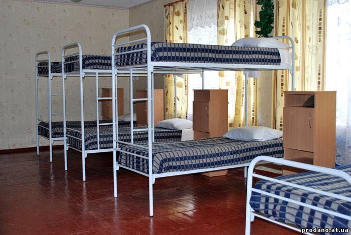 .
кровать железная, двухярусная. Армейская, для военных, казарма

7