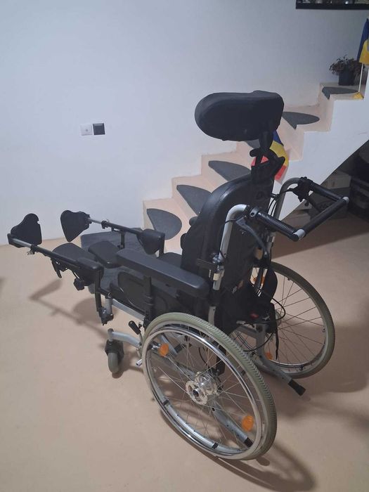 Vand scaun fotoliu persoane cu handicap impreuna cu cadru.