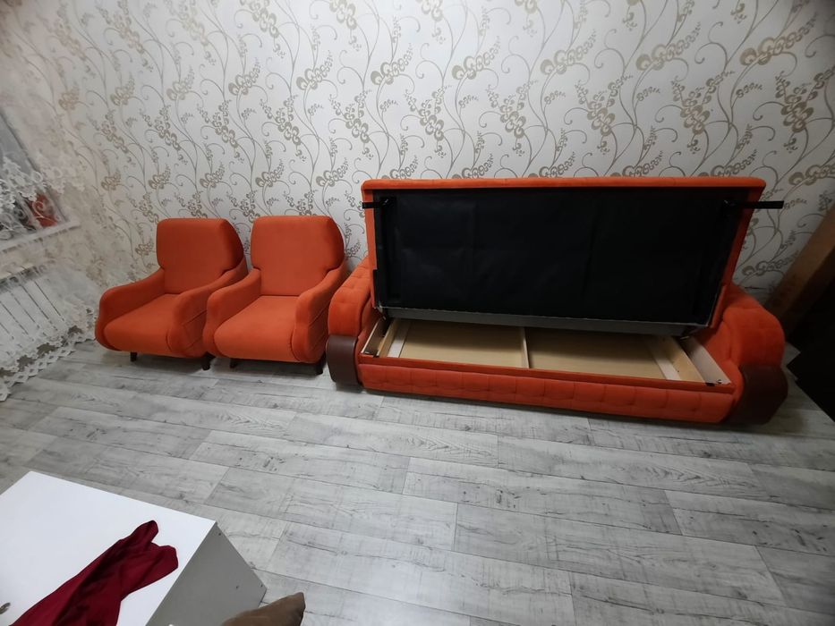 Мебель для гостинной(диван и два кресла)