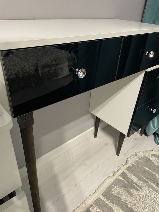 Туалетный столик с зеркалом