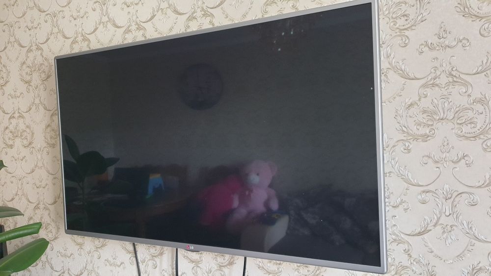 Продам телевизор LG  диагональ  119  см
