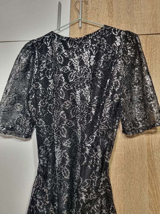 Черна елегантна рокля и сребриста рокля