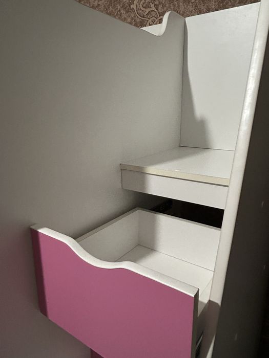 Срочно продам Двухъярусная кровать , письменный стол