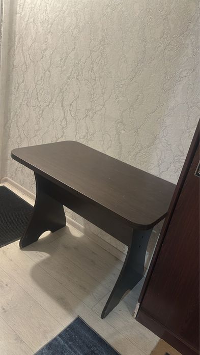 Срочно продам кухонный стол