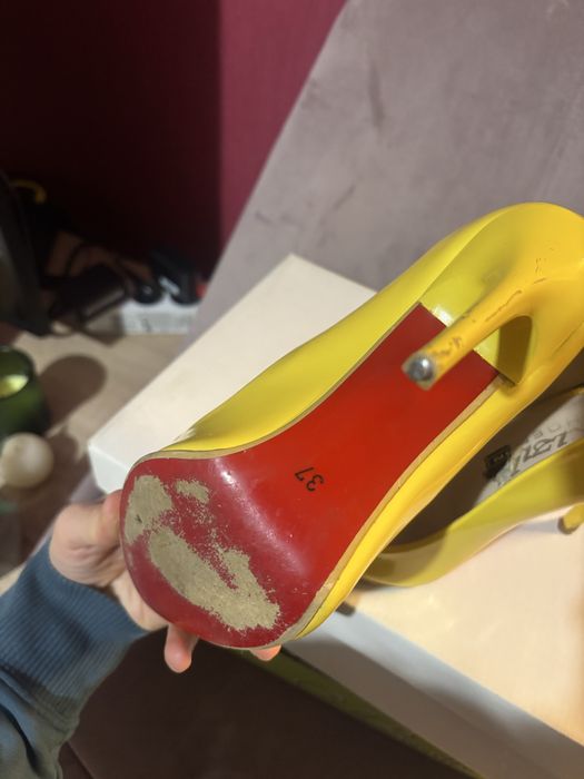 Високи токчета жълти