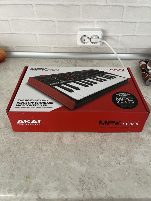 MIDI-клавиатура AKAI MPK mini
