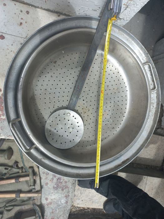 Големи казани за готвене от Соц.времена, сито и решетъчна лъжица.