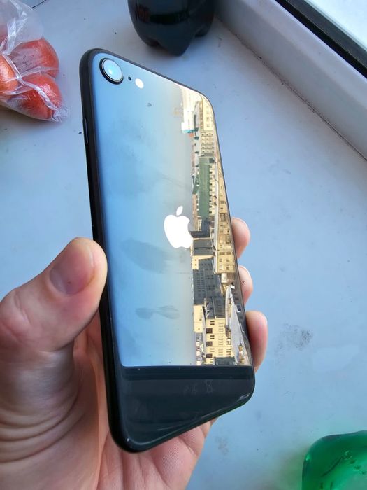 Продам iPhone SE 2020