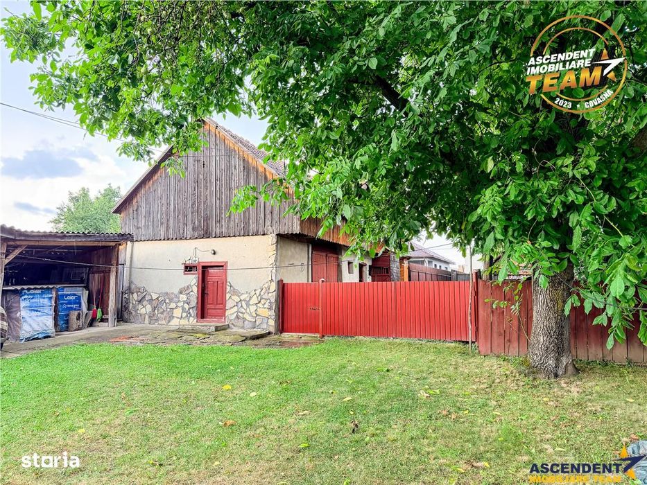 Casa cu teren generos de 1.315 mp, bucatarie de vara complet renovata