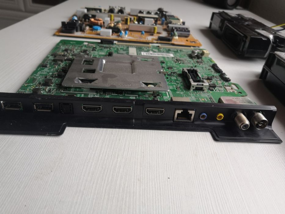 Placa de baza și placa T com ue49mu6270u