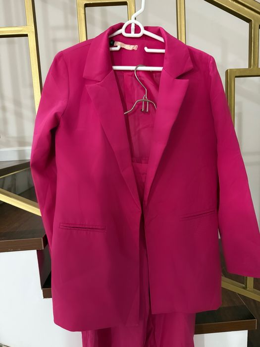 Женский костюм цвета фуксии