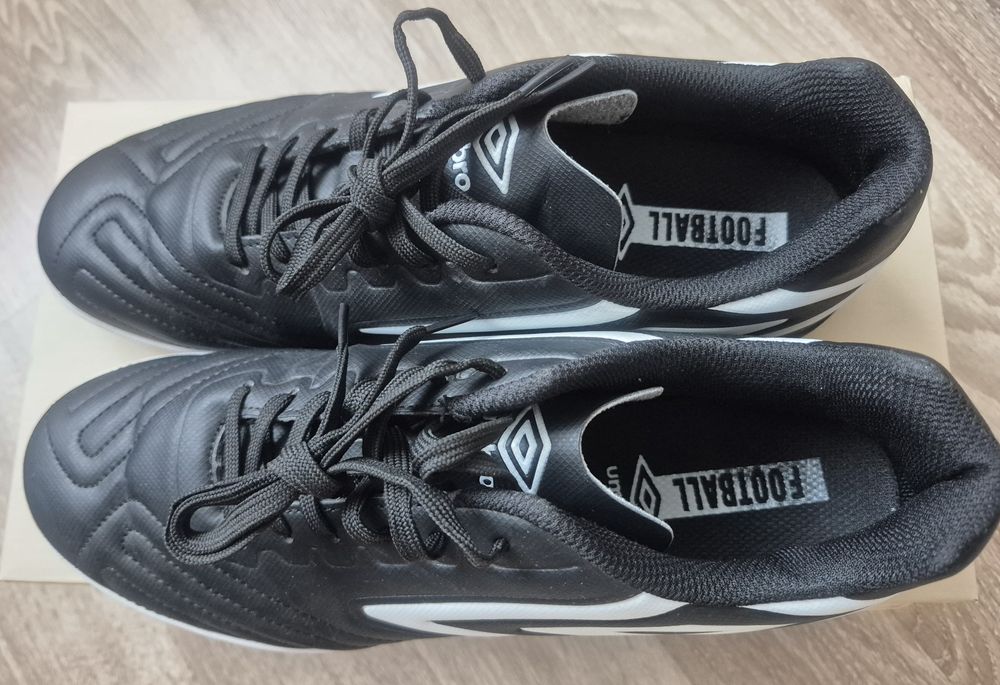 маратонки Umbro за футбол в зала