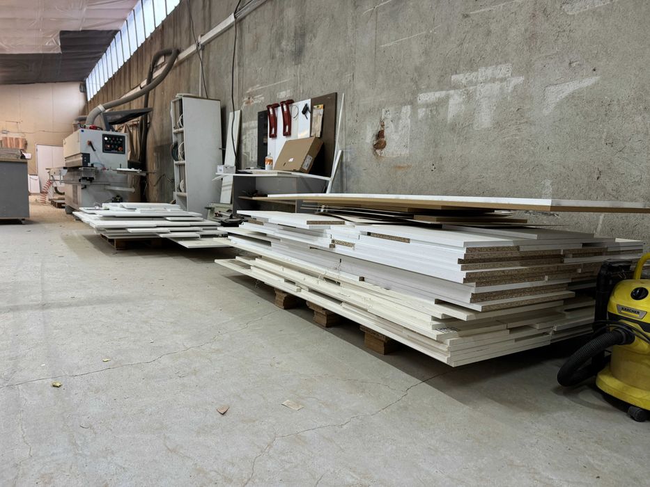 Продавам действащо мебелно производство с ново модерно оборудване