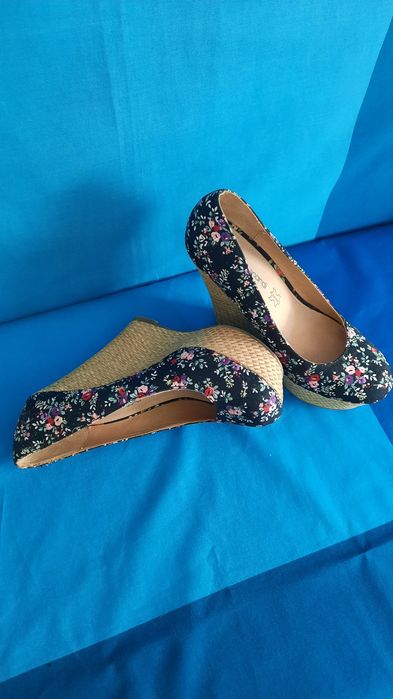 Обувь на танкетке