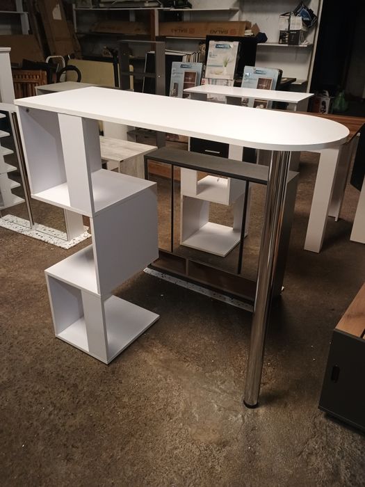 Висок бар плот с рафтове