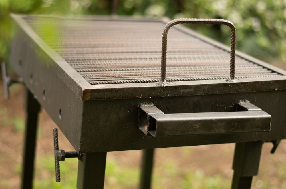 Grătar metalic solid – construcție durabilă, ideal pentru utilizare intensă