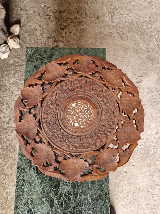 Стара антикварна масичка с дърворезба