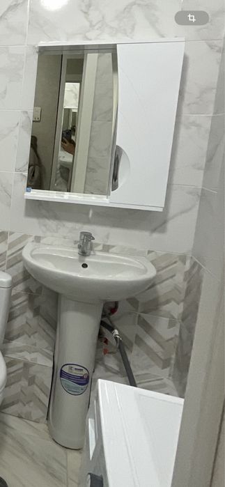 Зеркало и раковина