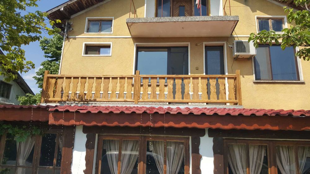 Изработвам дървени парапети, огради, порти, облицовки, декорация