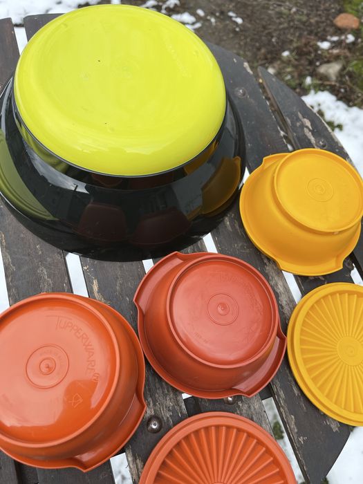 Vând set Tupperware…