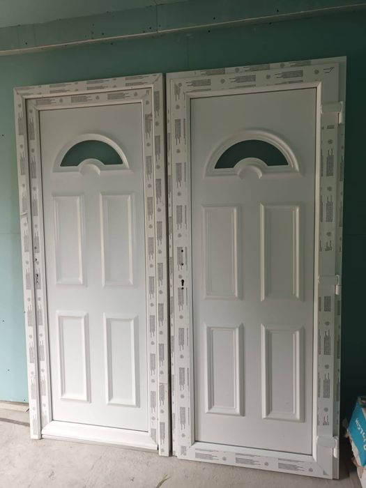 Vând urgent uși noi