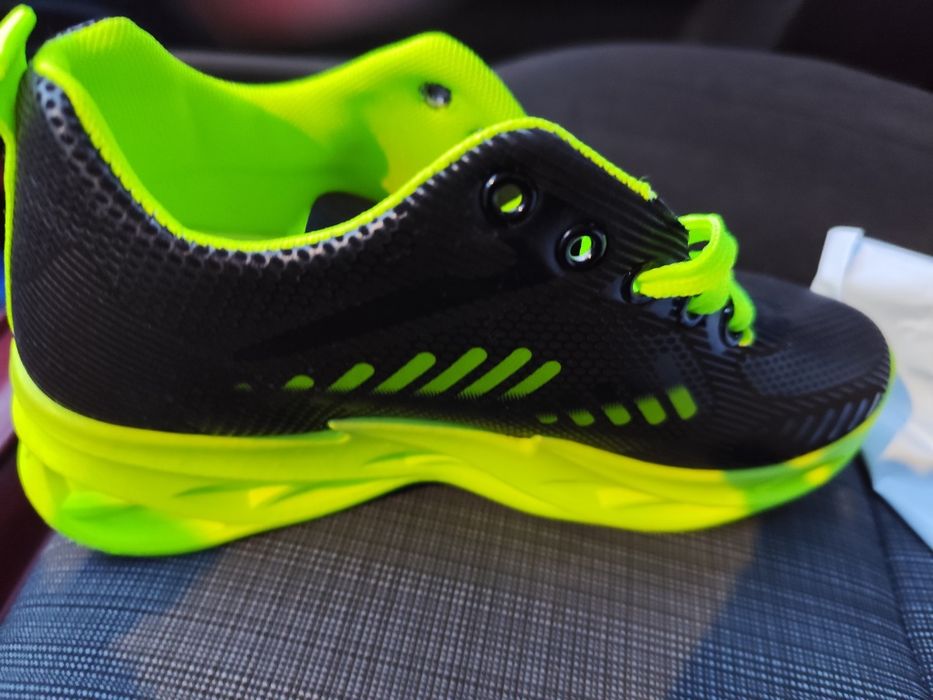 Vând pantofi unisex