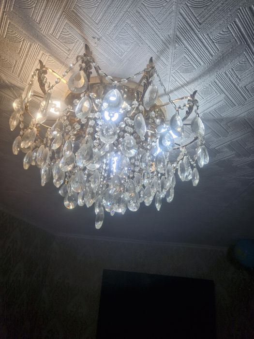 Продам шикарную люстру