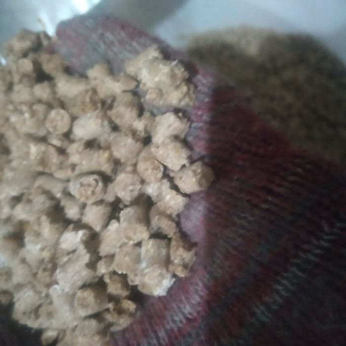 Еда  корм для рыб и курицам