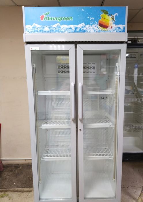 Продам  холодильник витрину.