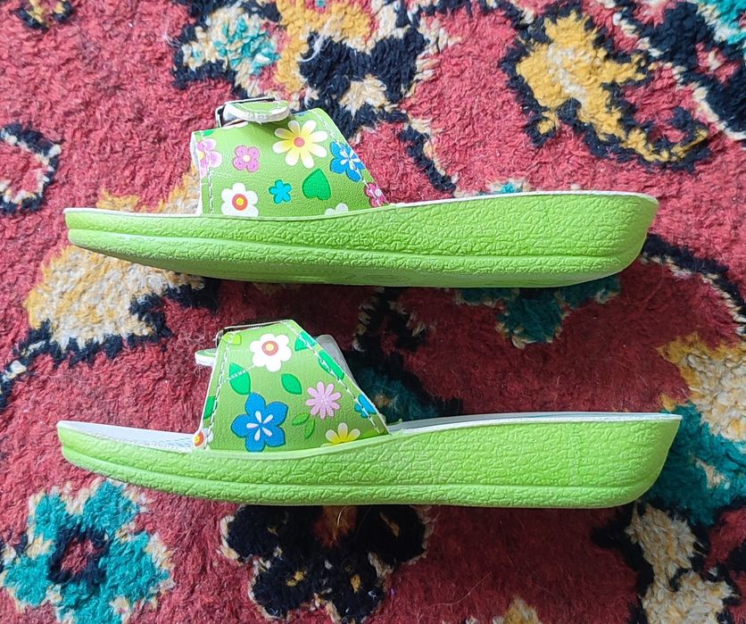 Продам летнюю обувь на девочку 28р