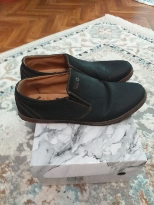 Продаётся мужская обувь.