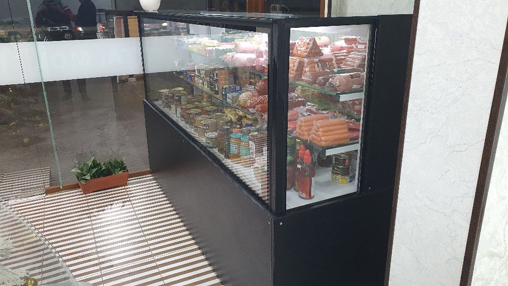 Холодилник витринного типа.