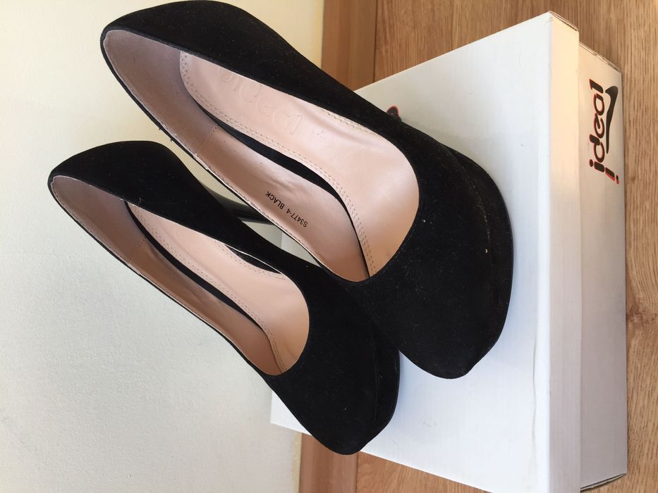 Велурени дамски обувки на висок ток