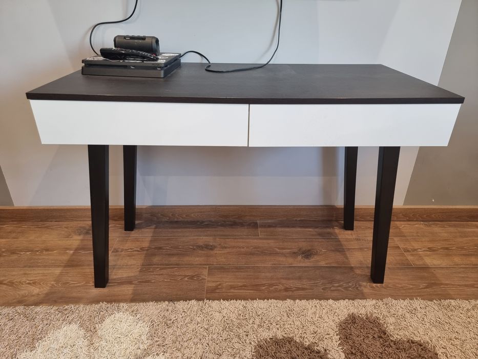 очень удобный стол для учёбы и работы