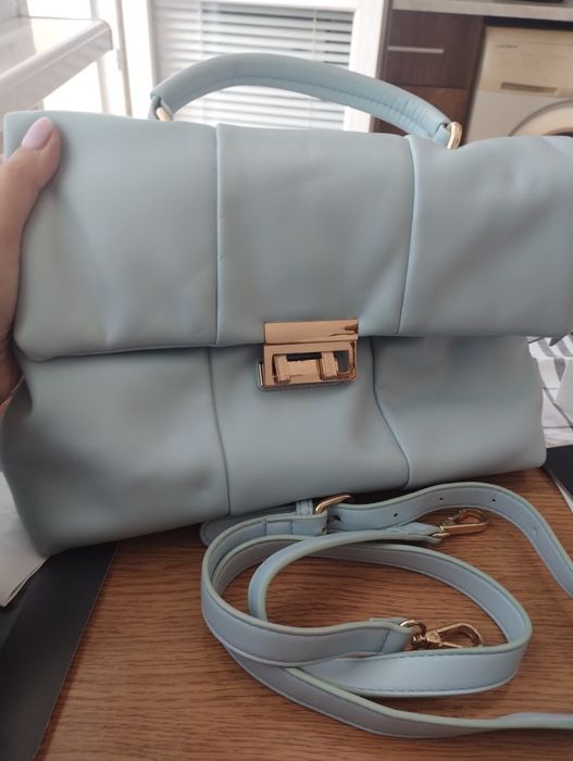 Страхотна чанта в млечно син цвят