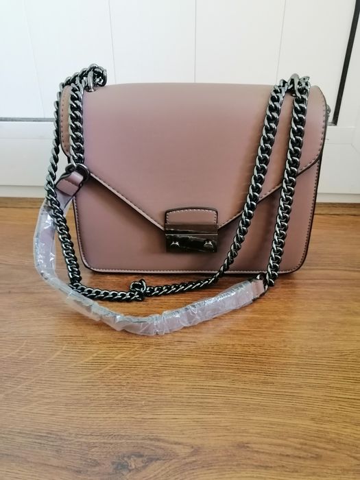 Много чанти нови