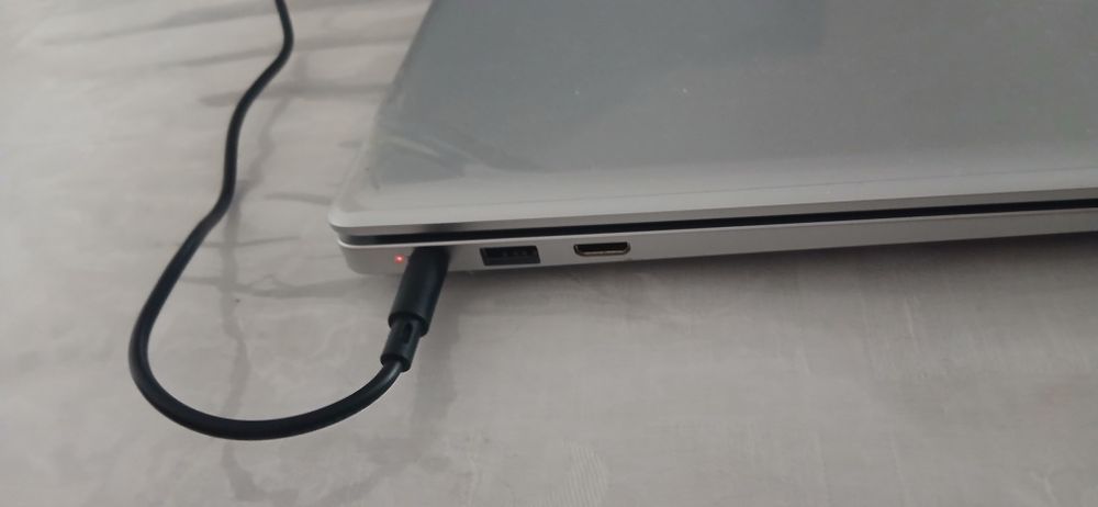 Noutbook sotiladi yoki obmen keysga  8 gb 128 ssd yengi