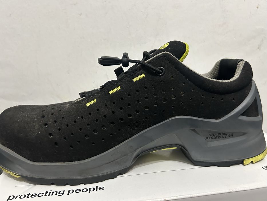 Pantofi Uvex mărimea 44