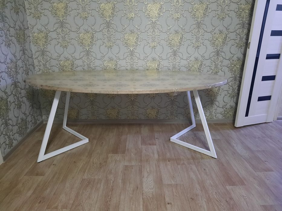 Продаётся стол 40000 тг