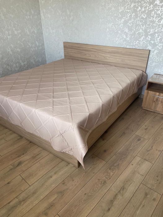 Кровать с матрасом 180х200