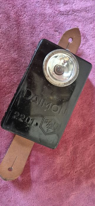 Продавам компас , ножче и фенер.