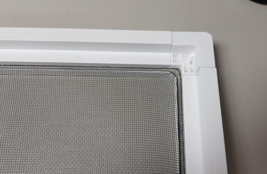 Москитные сетки внутренняя просто вкладывается в раму окна