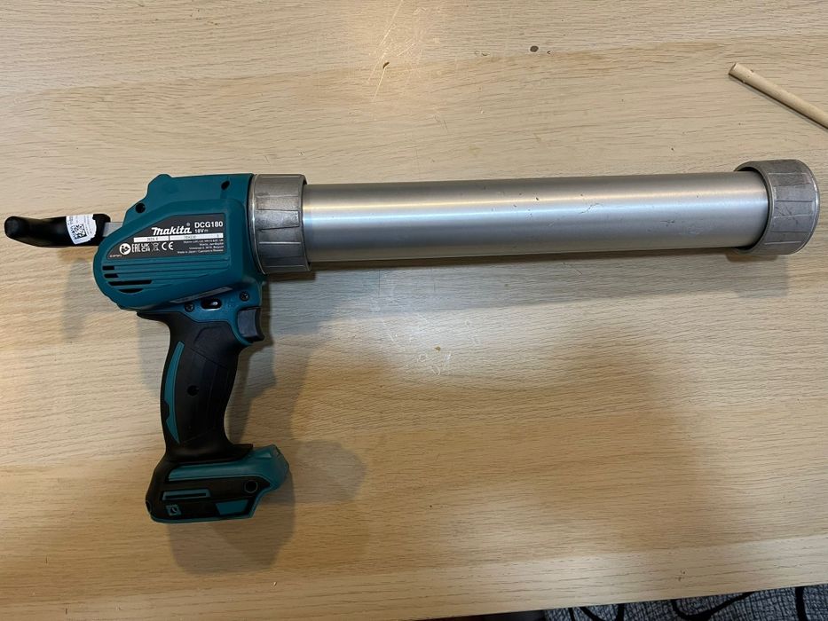 Bormasina Makita Autofiletanta DHP492 și pistol silicon Makita DCG180
