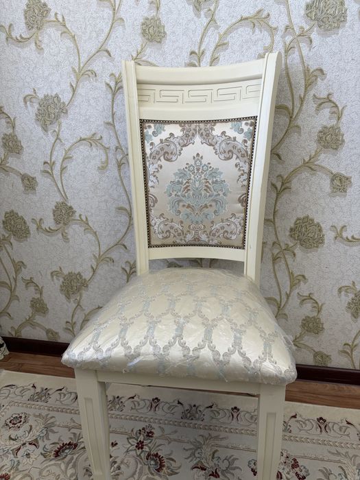 Гостиный стол и стулья