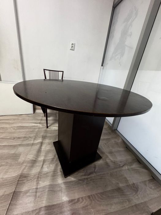 Продам стол и шкаф